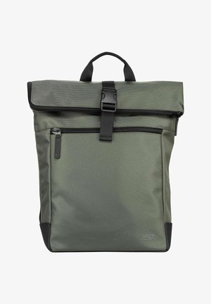 Sac à dos carré vert olive avec une fermeture éclair noire, une fermeture à boucle, une poignée supérieure et une poche avant zippée.