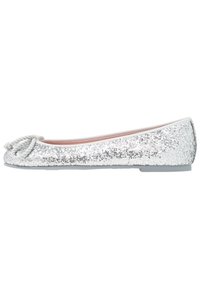 Ballet flat argentato con glitter, punta rotonda e decorazione in corda sulla parte anteriore. Materiale liscio e suola bassa e flessibile.