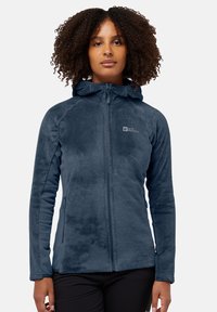 Giacca in felpa blu navy con cappuccio, caratterizzata da una zip frontale, tessuto testurizzato e tasche laterali. Logo sul lato sinistro del petto.