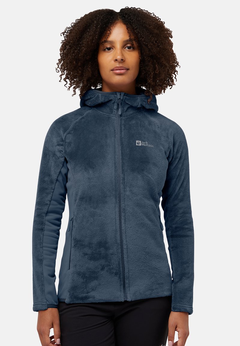 Giacca in felpa blu navy con cappuccio, caratterizzata da una zip frontale, tessuto testurizzato e tasche laterali. Logo sul lato sinistro del petto.