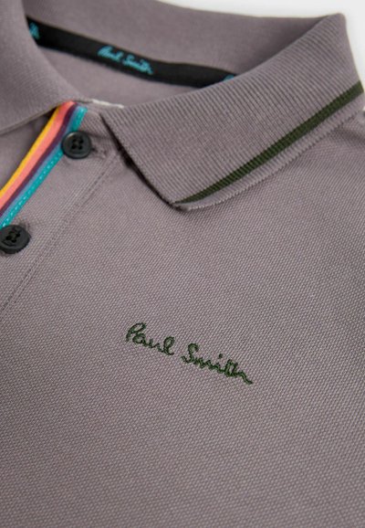 Szara koszulka polo z teksturowanym wykończeniem, z dwoma guzikami, kontrastującymi akcentami kołnierza oraz haftem "Paul Smith" w kolorze zielonym.