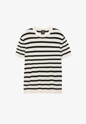 Bela pletena majica s kratkimi rokavi z črnimi vodoravnimi črtami in okroglim izrezom, označena z logotipom Pull&Bear v velikosti srednje.