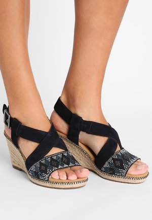 Sandały na koturnie