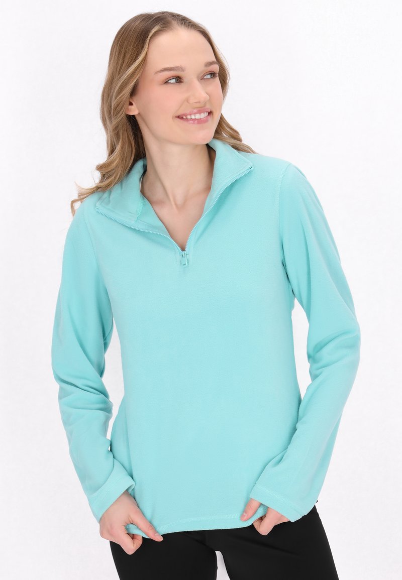 Lys blå fleece-pullover med kvart-zip krave, lange ærmer og en blød tekstur. Designet til komfort og afslappet brug.