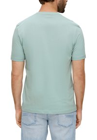 s.Oliver MIT GROSSEM LABEL - T-shirt print - salbeigrün
