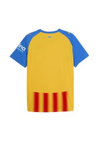 Jersey de manga corta amarillo y azul con cuello redondo; presenta franjas verticales rojas en la parte inferior y el logo del patrocinador en la manga.