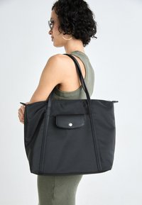 Unselected, black