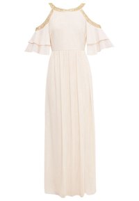 Robe longue rose clair avec manches volantées aux épaules dénudées et bordure perlée dorée le long du décolleté et des bretelles.
