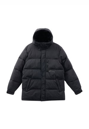 Zwarte pufferjack met capuchon, voorzien van een ritssluiting aan de voorkant, elastische manchetten en twee zijzakken. Gemaakt van glad, gequilt materiaal met een matte afwerking.
