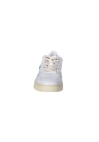 Sneaker bianco in pelle con punta perforata, suola in gomma beige e lacci piatti. Presenta accenti minimi e un design snello.