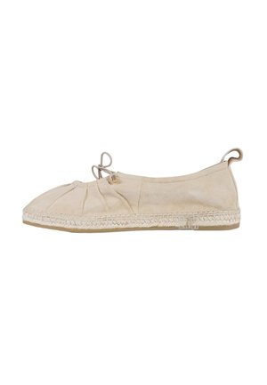Scarpa piatta in camoscio beige con punta arrotondata, parte anteriore arricciata, lacci sottili, bordo della suola intrecciato e linguetta sul tallone, vista laterale.