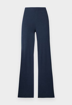 Μπλε ναυτικό ribbed πλεκτό παντελόνι με φαρδιά ποδιά, ψηλή μέση και ίσια κοπή, απλωμένο επίπεδα σε λευκό φόντο.