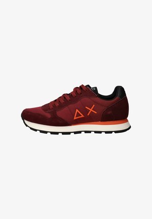 Sneaker bordeaux e arancione con pannelli in suede e tessuto, chiusura con lacci, colletto imbottito nero e suola bianca con battistrada nera.