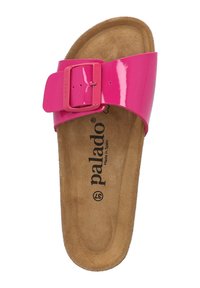 Rosa patenterad lädersandal med justerbar spänne, formad inlägg av tanfärgad mocka och logotypinstansning på fotbädden. Platt sula design.
