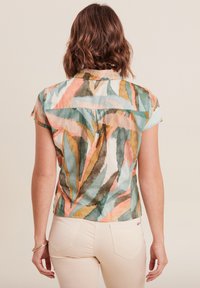Korte mouwen blouse met een kleurrijk bladenpatroon in tinten groen, roze en oranje, met een kraag en een losse pasvorm.