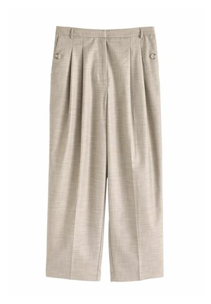 Pantalon beige taille haute à jambes larges avec plis devant, passants de ceinture à la taille et boutons décoratifs sur les côtés.
