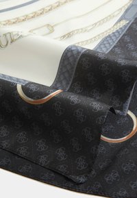 Seidenschal mit schwarzem Mustergrund und glänzendem Finish, goldenen Akzenten und einem Kettendesign in Weiß- und Beigetönen.