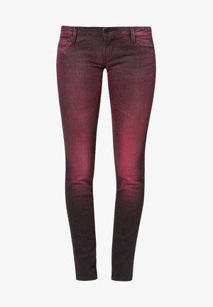 Dopasowane jeansy damskie w kolorze zblakłej gradientu od ciemnej burgundowej w talii do czarnej na kostkach, z frontowymi kieszeniami i zapięciem na guzik.