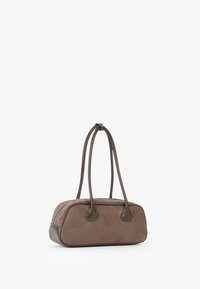 Piccola borsa a tracolla rettangolare in pelle marrone con bordi arrotondati e doppie tracolle lunghe, presentata su uno sfondo bianco uniforme.
