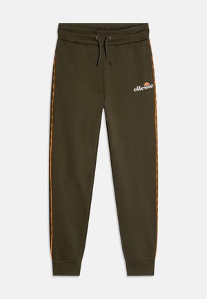 Oliwkowe spodnie dresowe typu jogger z elastycznymi mankietami, ściągaczem w pasie, pomarańczowymi paskami po bokach oraz białym logo ellesse na górnej lewej części uda.
