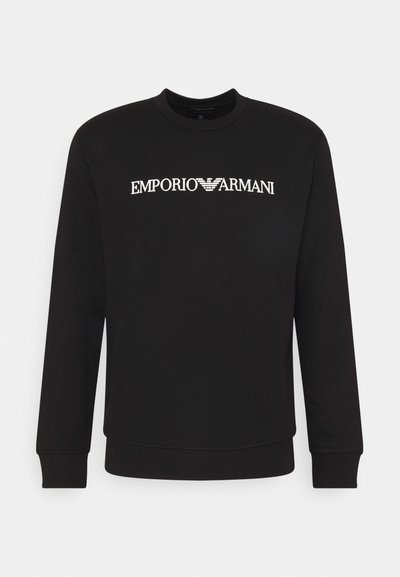 Juodas džemperis, pagamintas iš lygaus audinio, su apvaliu kaklu, ilgomis rankovėmis ir baltu "EMPORIO ARMANI" logotipu per krūtinę.