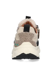 Zapatillas con ante texturizado beis y negro, puño acolchado, acentos decorativos en teal y una gruesa entresuela blanca, con una suela de goma negra.