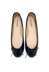 Ballerine nere in pelle morbida, con punta rotonda, sottile fiocco decorativo sul davanti e fodera beige.