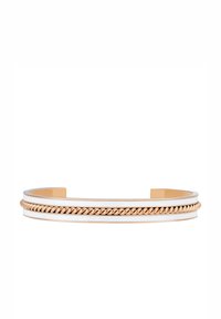 Pulsera de puño en oro rosa con detalle de cuerda retorcida, acentos de esmalte blanco liso y diseño abierto para facilitar su uso.