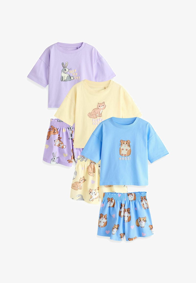 Sada čtyř dětských bavlněných outfitů v pastelových barvách: levandulová, žlutá a modrá. Obsahuje zvířecí motivy, krátké rukávy a elastické šortky.