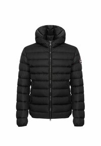 Giacca a vento nera con zip frontale, cappuccio e design trapuntato. Presenta tasche laterali e un logo sulla spalla sinistra. Texture liscia.