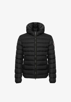 Giacca a vento nera con zip frontale, cappuccio e design trapuntato. Presenta tasche laterali e un logo sulla spalla sinistra. Texture liscia.