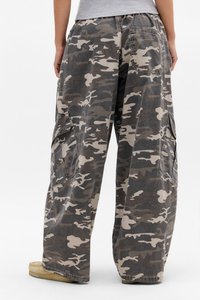 Pantalons cargo en camouflage avec une coupe décontractée, fabriqués en coton, dotés de poches latérales, d'un motif gris et beige, et d'une finition en tissu texturé.