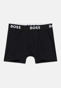 Μαύρα ανδρικά εσώρουχα τύπου boxer με μαύρη ελαστική ζώνη μέσης που φέρει λευκά λογότυπα "BOSS" τοποθετημένα ομοιόμορφα γύρω της.
