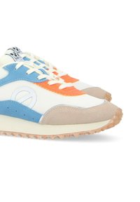Sneaker sportive con una combinazione di rete bianca, accenti in suede blu e arancione, sovrapposizioni in suede beige e una suola esterna in gomma testurizzata color panna.