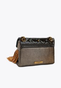 Borsa a tracolla in pelle nera trapuntata con accenti bronzo metallico, hardware a catena e frange. Presenta borchie colorate e una forma rettangolare elegante.