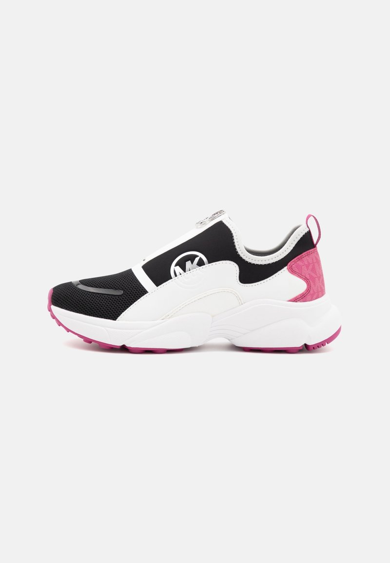 Svart, vit och rosa slip-on sneakers med tjock vit sula, märkt med "MK"-logotyp på sidan, mesh-övre och rosa hällöft.