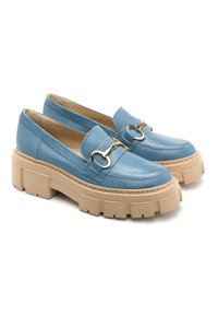 Niebieskie skórzane mokasyny z grubą beżową podeszwą i detalami w kolorze złota na cholewce. Gładka tekstura, okrągły fason noska.