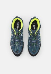 Niebieskie siateczkowe buty sportowe z teksturowaną cholewką, odblaskowymi akcentami, neonowozielonymi sznurówkami i amortyzowaną wewnętrzną wyściółką. Rozmiar 41.