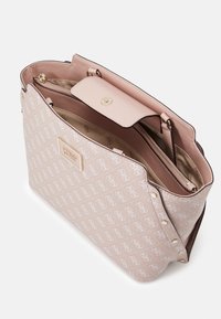 Vaaleanpunainen synteettinen käsilaukku, jossa on logokuvio, sisältää vetoketjullisen osaston, magneettisuljenta ja kultasävyisiä metalliosia.