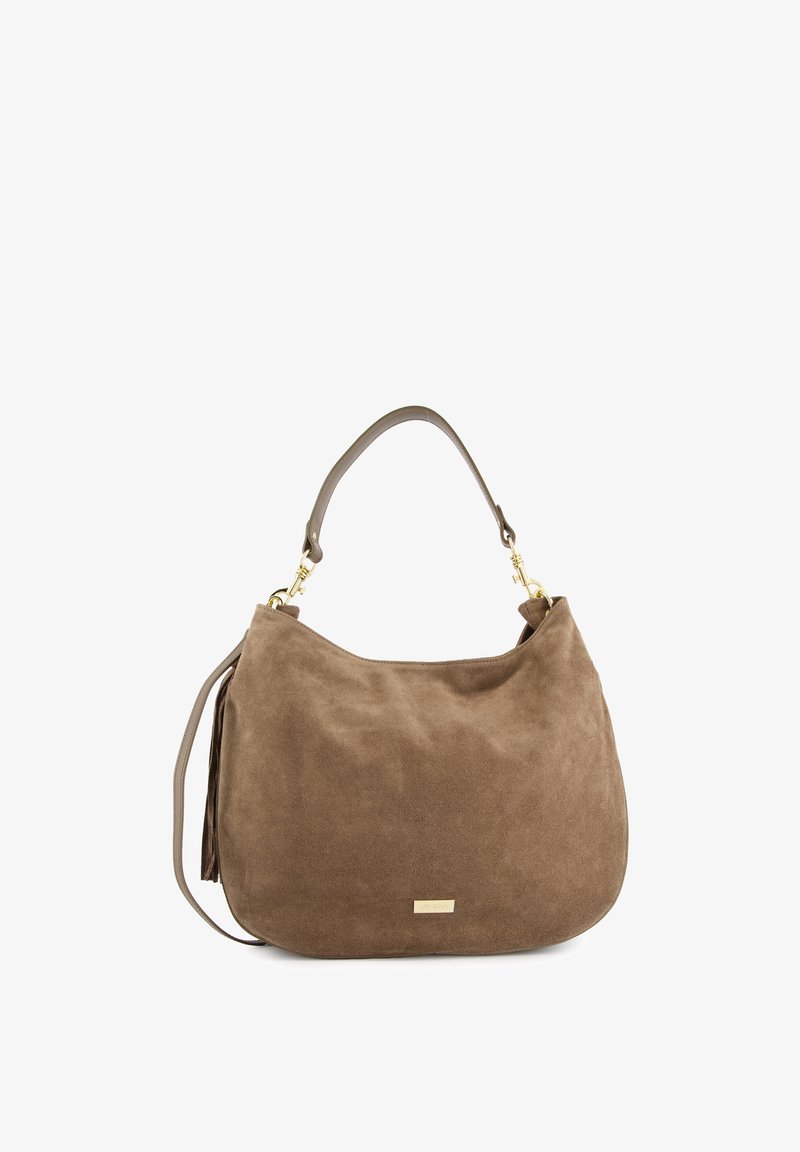 Bruin suède handtas met een gebogen vorm, een enkele schouderriem, gouden hardware accenten en een gladde oppervlaktextuur.