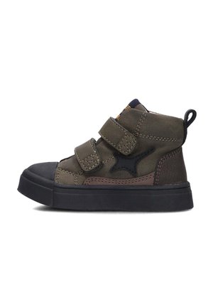 Groene suède hoge sneaker met twee klittenbandsluitingen, zwarte rubberen neuskap en een steraccent aan de zijkant. Gestructureerd materiaal met contrasterende stiksels.