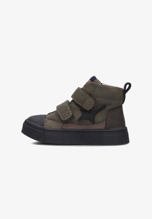 Groene suède hoge sneaker met twee klittenbandsluitingen, zwarte rubberen neuskap en een steraccent aan de zijkant. Gestructureerd materiaal met contrasterende stiksels.