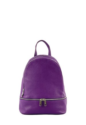Sac à dos en cuir violet, de forme arrondie, avec une surface texturée, une poignée supérieure et une fermeture éclair double à l'avant.