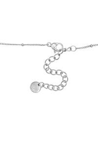 Collier en chaîne en argent avec des maillons ronds, surface texturée et une étiquette circulaire. Fermoir avec de petites perles sur la chaîne.