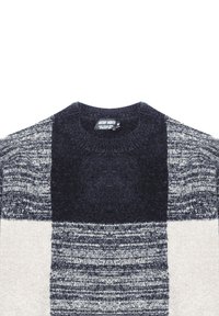 Maglione lavorato a maglia con scollo rotondo, grande motivo a quadrati in blu scuro, grigio chiaro e crema. Texture morbida con stili di maglia variati.