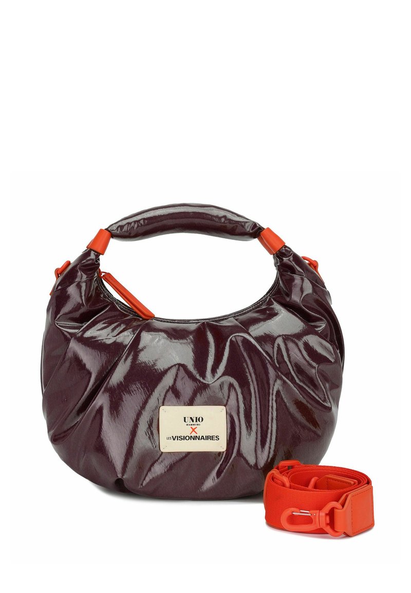 Lila glänzende Handtasche mit geraffter Textur, kurzem Griff und abnehmbarem orangefarbenem Riemen. Verfügt über ein gebrandetes Etikett auf der Vorderseite.