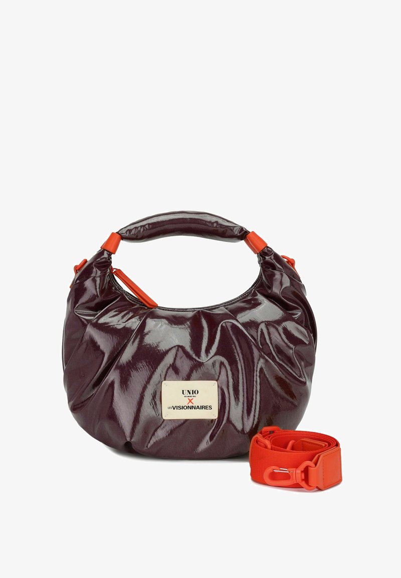 Lila glänzende Handtasche mit geraffter Textur, kurzem Griff und abnehmbarem orangefarbenem Riemen. Verfügt über ein gebrandetes Etikett auf der Vorderseite.