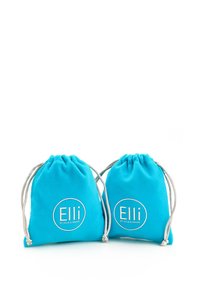 Turkise snoreposer lavet af blødt stof, med hvid "Elli" logo og sølvfarvede snorede accenter. To poser præsenteret side om side.