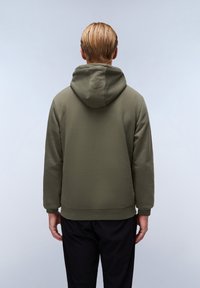 Felpa con cappuccio verde oliva, realizzata in tessuto morbido con vestibilità rilassata. Presenta una superficie testurizzata e un orlo a coste. Vista posteriore mostrata.