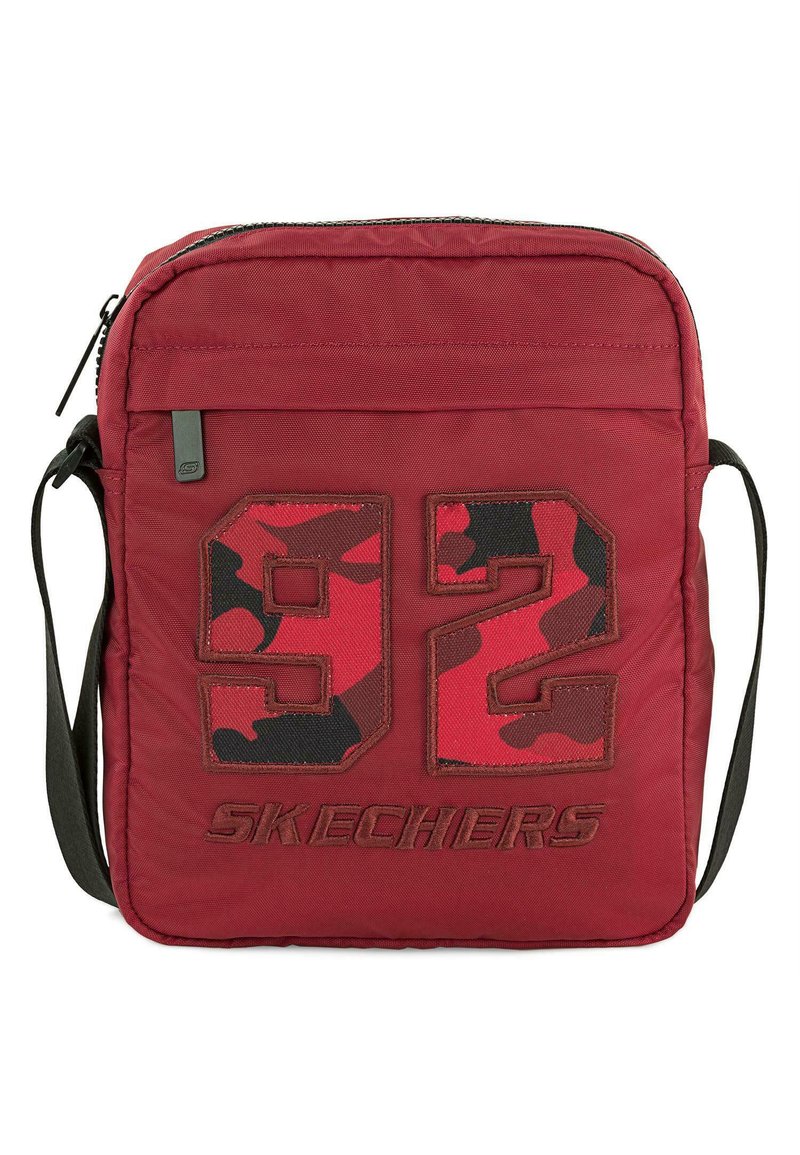 Bolso de hombro de tela roja con cierre de cremallera, que presenta un gran estampado de camuflaje con el "92" y el logotipo de "SKECHERS". Incluye una correa ajustable negra.